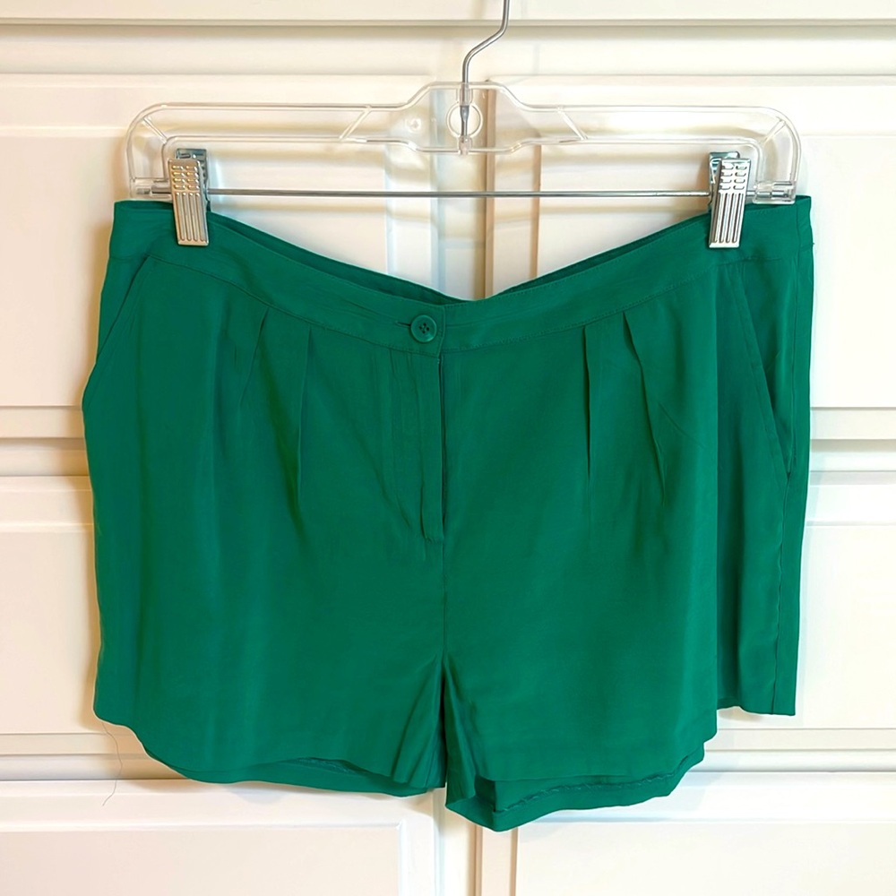 Vince Camuto dressy shorts with pockets. Size 6. Emerald green.